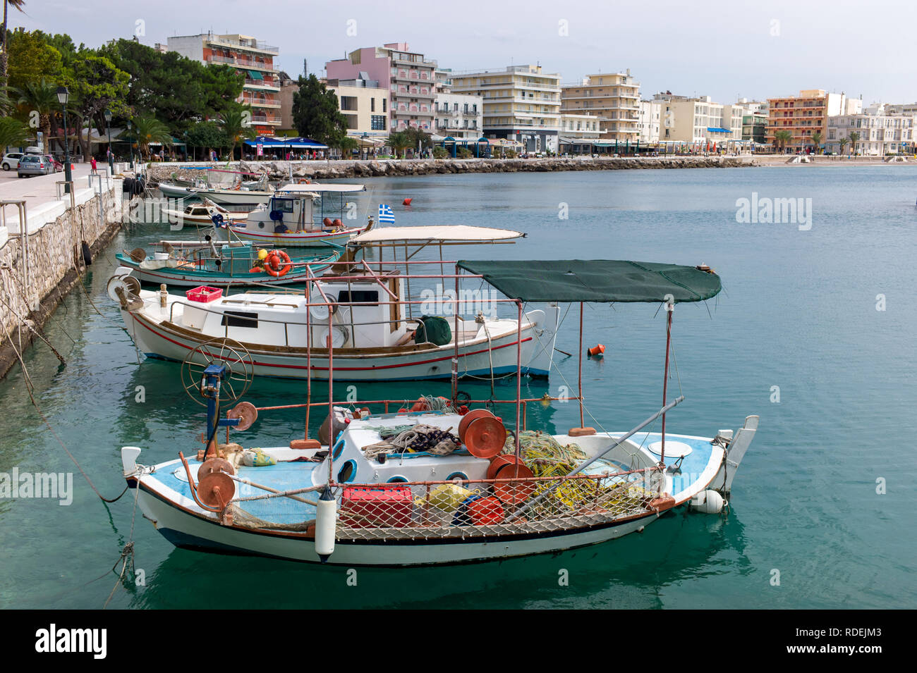 Barche di pescatori a Loutraki marina, Grecia Foto Stock