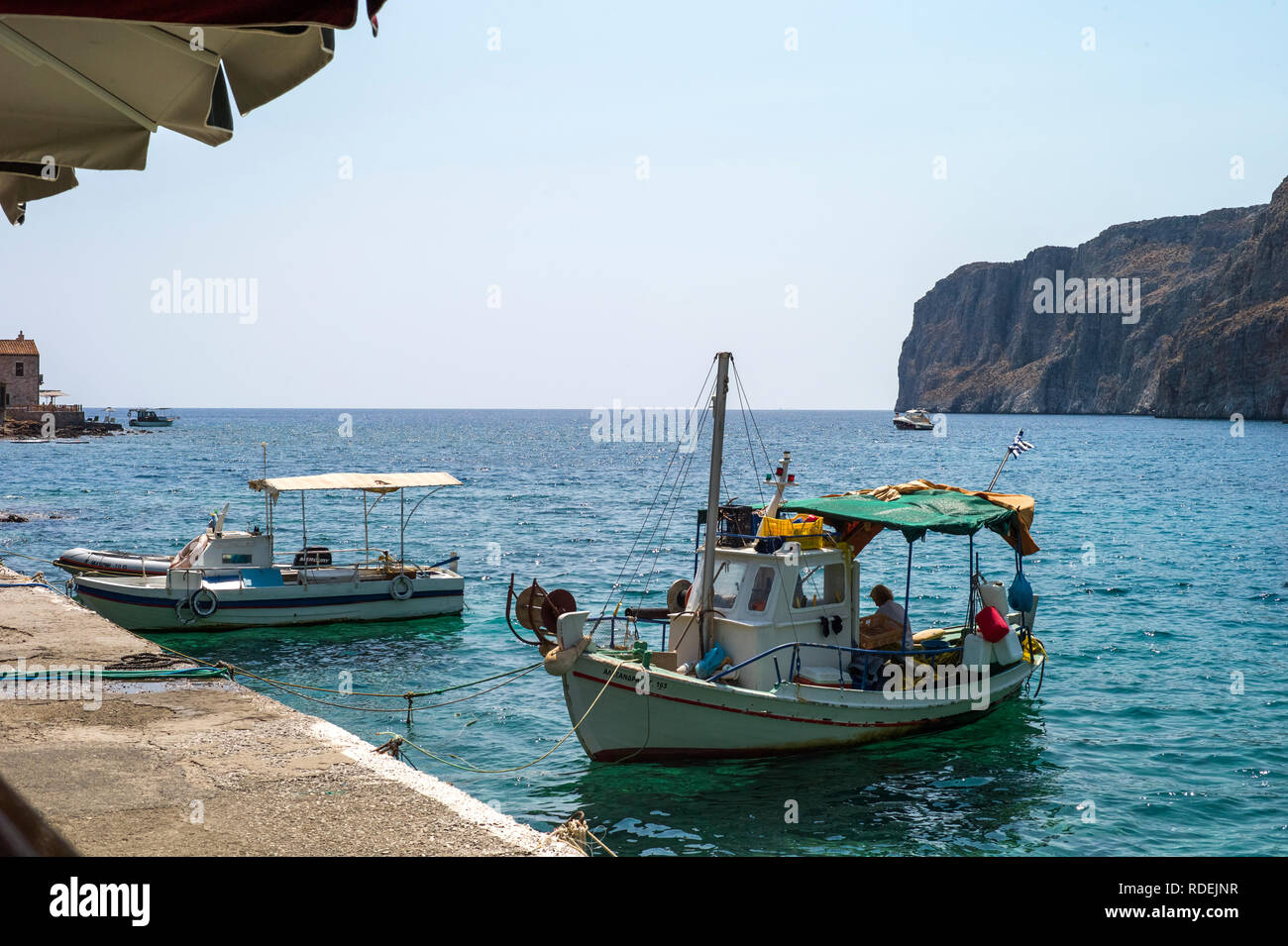 Gerolimenas bay e barche di pescatori, Mani, Grecia Foto Stock