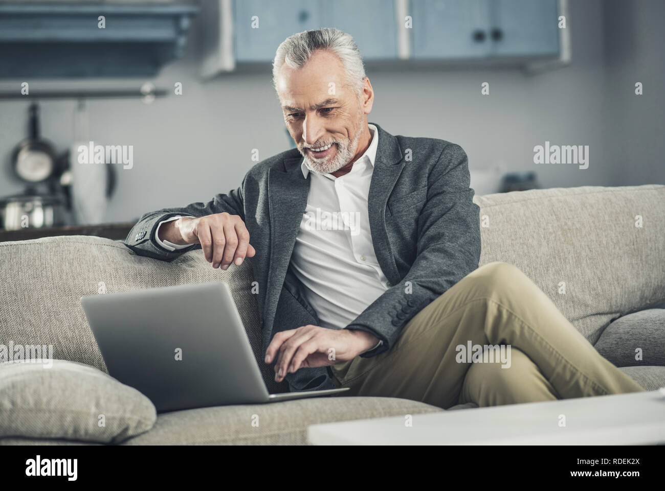 Collare bianco sensazione di lavoratore occupato nel controllo della sua e-mail Foto Stock
