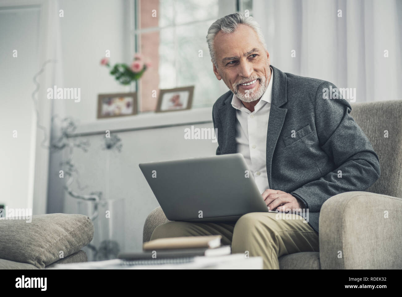 Famoso scrittore creativo al lavoro sul suo nuovo articolo Foto Stock