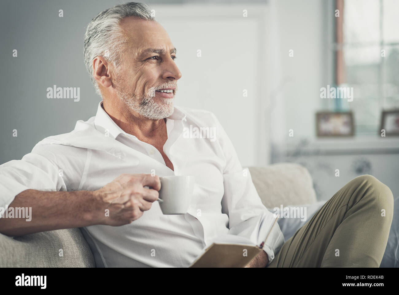 Trasmissione via IR di stropicciata uomo sensazione allegro avente pausa caffè Foto Stock