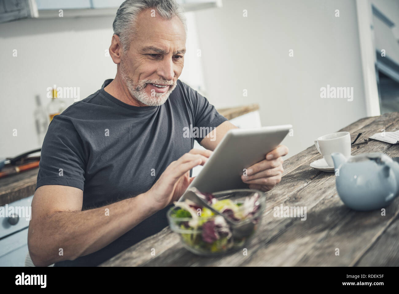 L uomo ha sostenuto la lettura dell'articolo su tablet Foto Stock