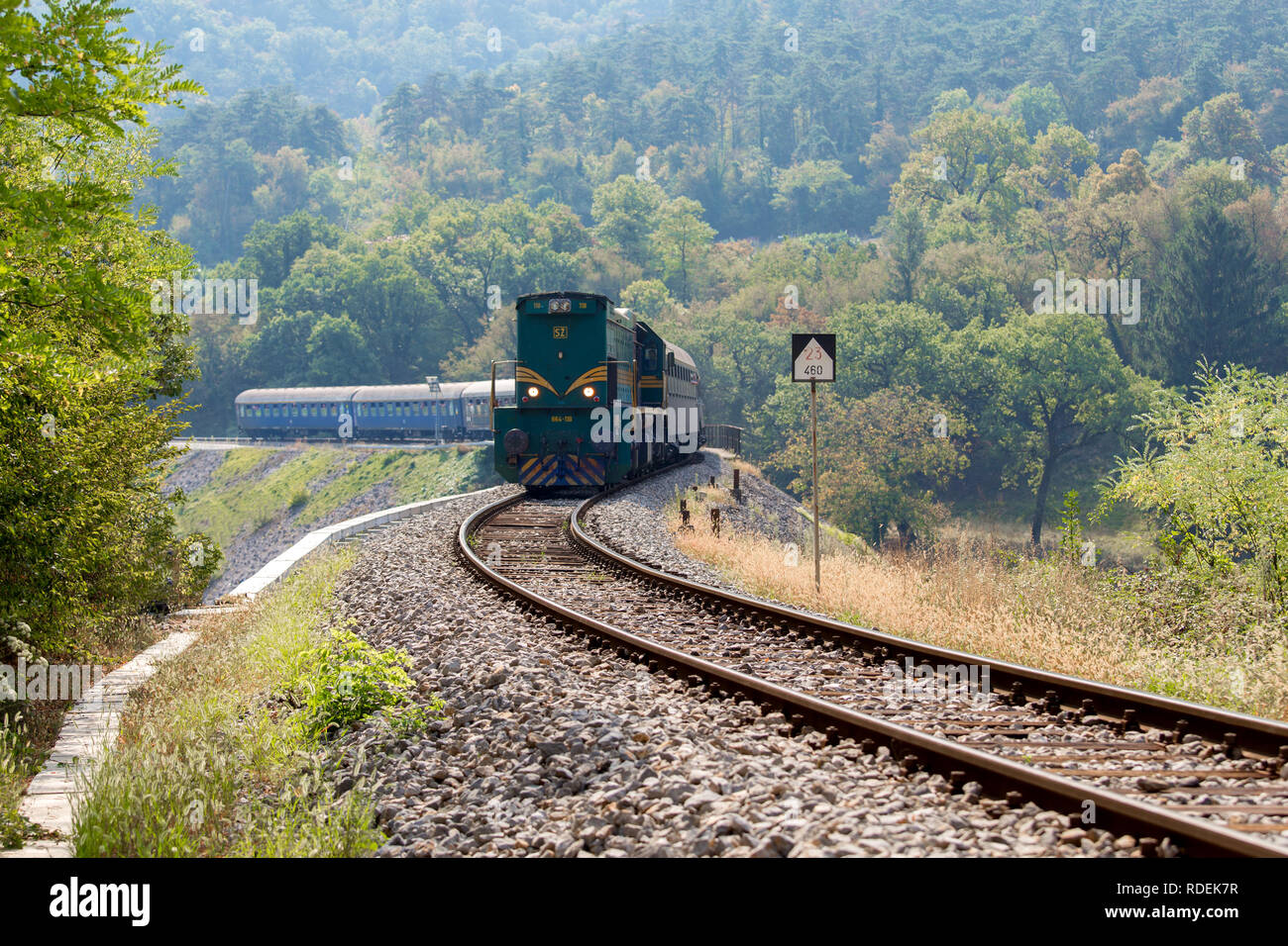 Diesel treno passeggeri nei pressi della stazione ferroviaria di Branik, full frame Foto Stock