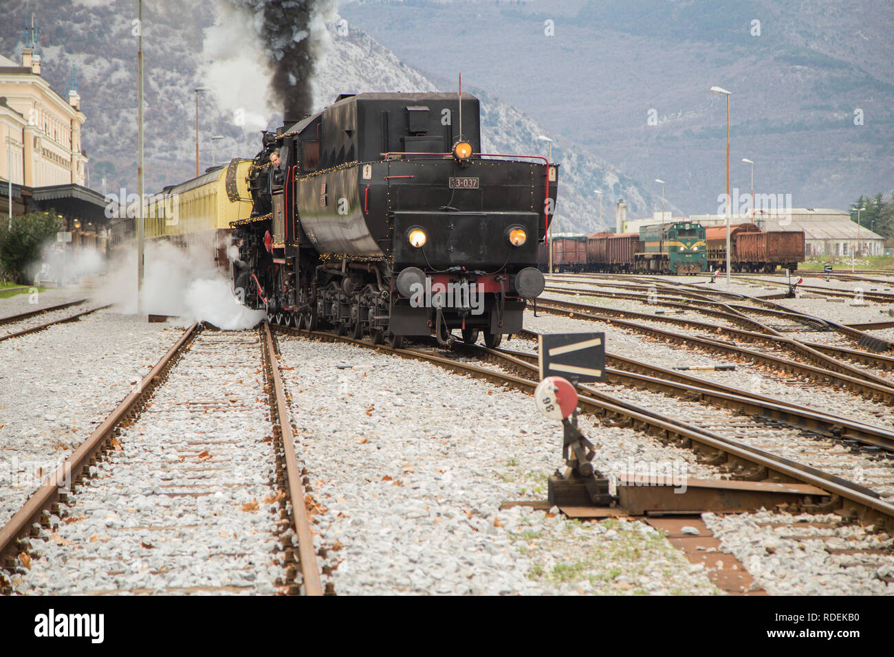 Il vecchio treno a vapore - locomotiva alla stazione ferroviaria di Nova Gorica Foto Stock