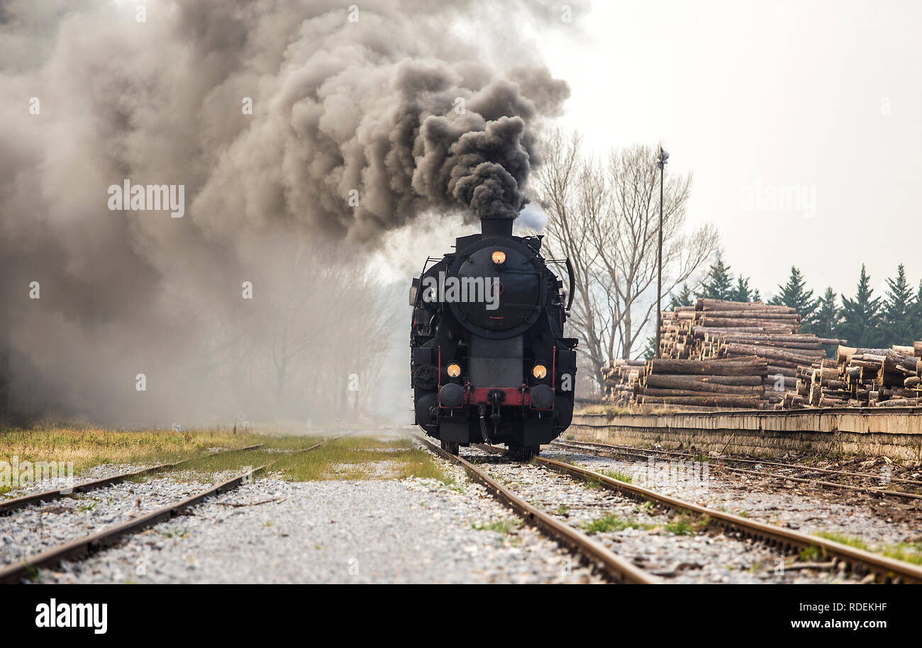 Il vecchio treno a vapore - locomotiva alla stazione ferroviaria di Nova Gorica Foto Stock