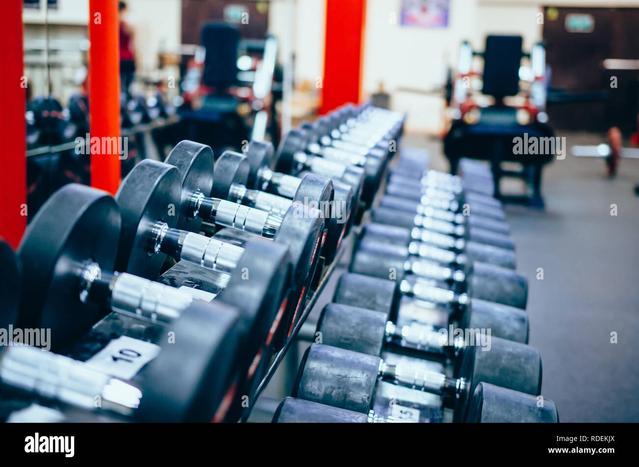 Le righe dei pesi nella palestra. Concetto di bodybuilding Foto Stock