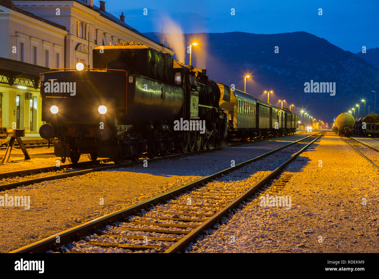 Il vecchio treno a vapore - locomotiva alla stazione ferroviaria di Nova Gorica Foto Stock
