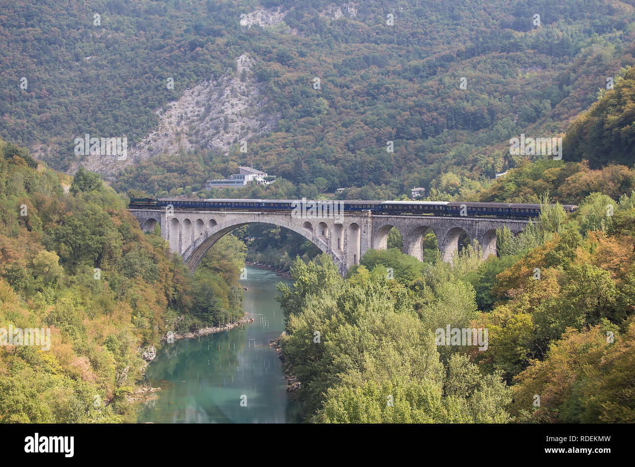 Treno Diesel a Salcano (Solkan) ponte, Slovenia Foto Stock