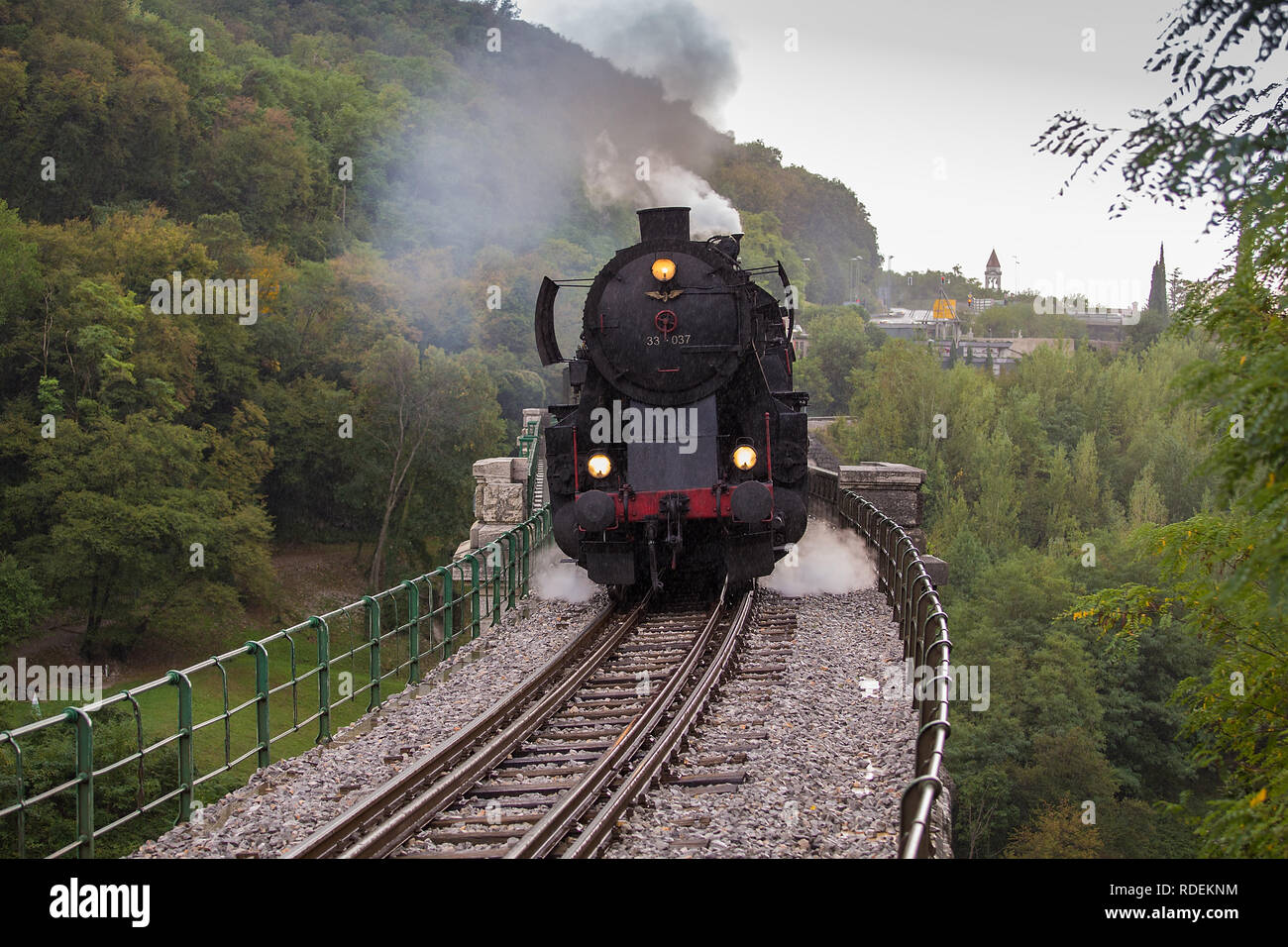 Il vecchio treno a vapore - locomotore sul ponte di pietra di Solkan - Nova Gorica, in Slovenia Foto Stock