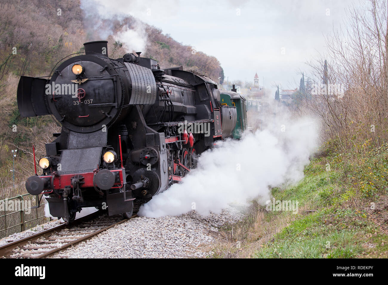 Il vecchio treno a vapore - locomotore sul ponte di pietra di Solkan - Nova Gorica, in Slovenia Foto Stock