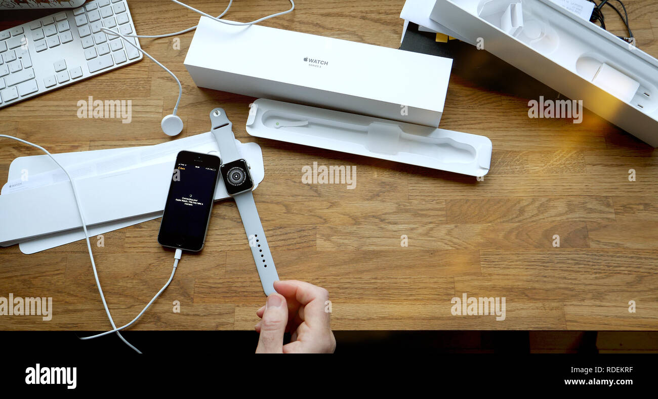 Parigi, Francia - 12 APR 2018: POV uomo unboxing disimballaggio della versione più recente di Apple Guarda serie 3 LTE GPS smartwatch - collegando il tuo Apple guardare lo schermo su iphone Foto Stock