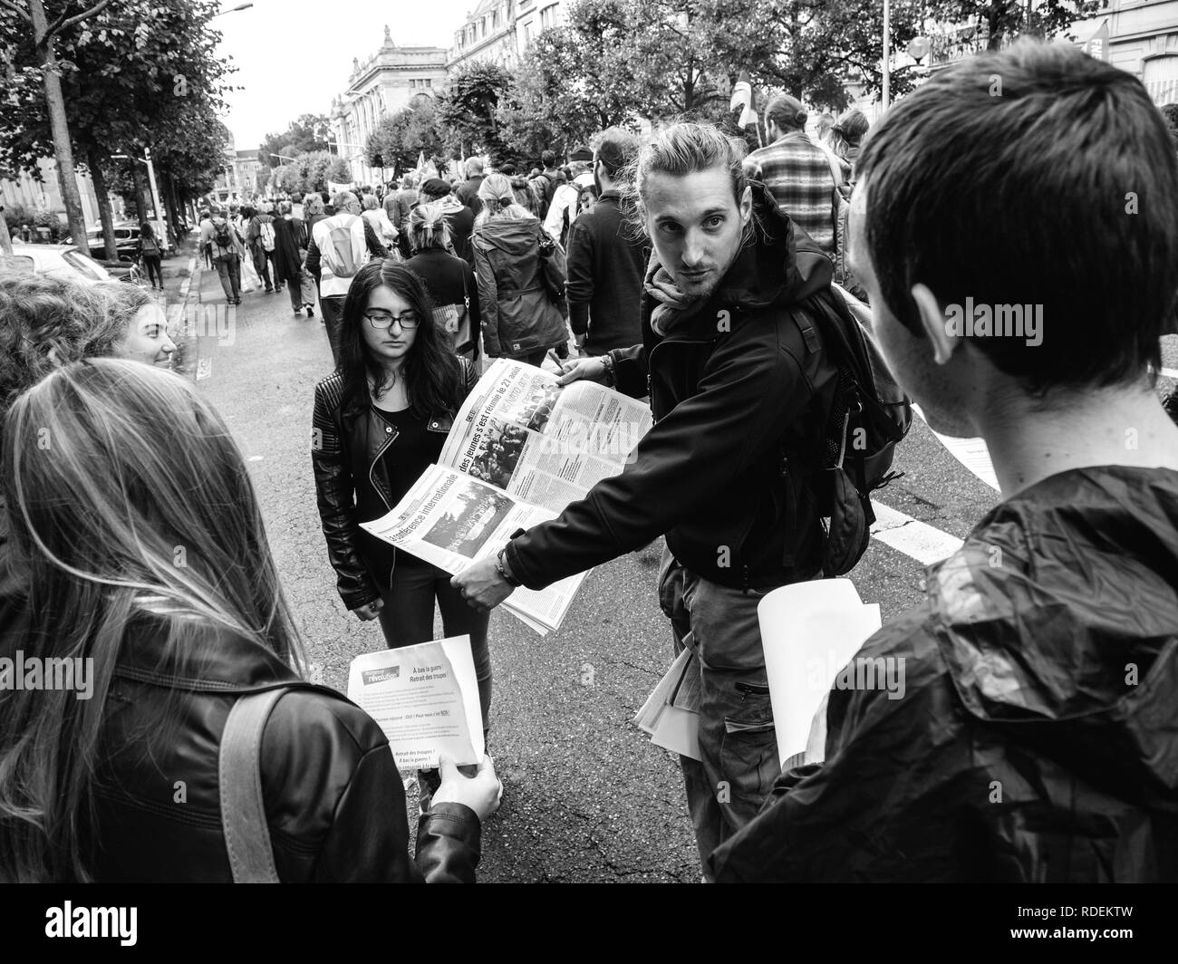 Strasburgo, Francia - Sep 12, 2018: uomo manifesti di distribuzione di volantini quotidiani durante un francese giornata nazionale di protesta contro la riforma del lavoro proposto da Emmanuel Macron di governo Foto Stock