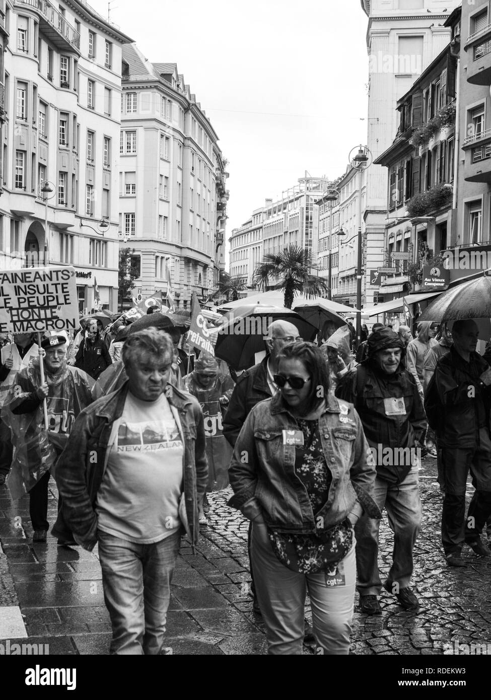 Strasburgo, Francia - Sep 12, 2018: persone marciando sotto la pioggia durante un francese giornata nazionale di protesta contro la riforma del lavoro proposto da Emmanuel Macron Governo in bianco e nero Foto Stock