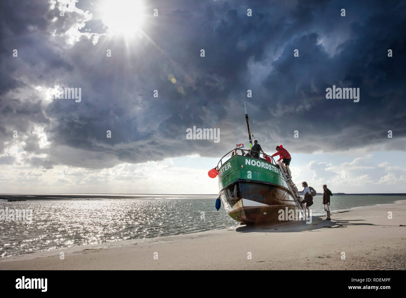 I Paesi Bassi, Rottumeroog o Rottum (isola disabitata), appartenente al mare di Wadden Islands. Unesco - Sito Patrimonio dell'umanità. Barca su mudflat. Foto Stock