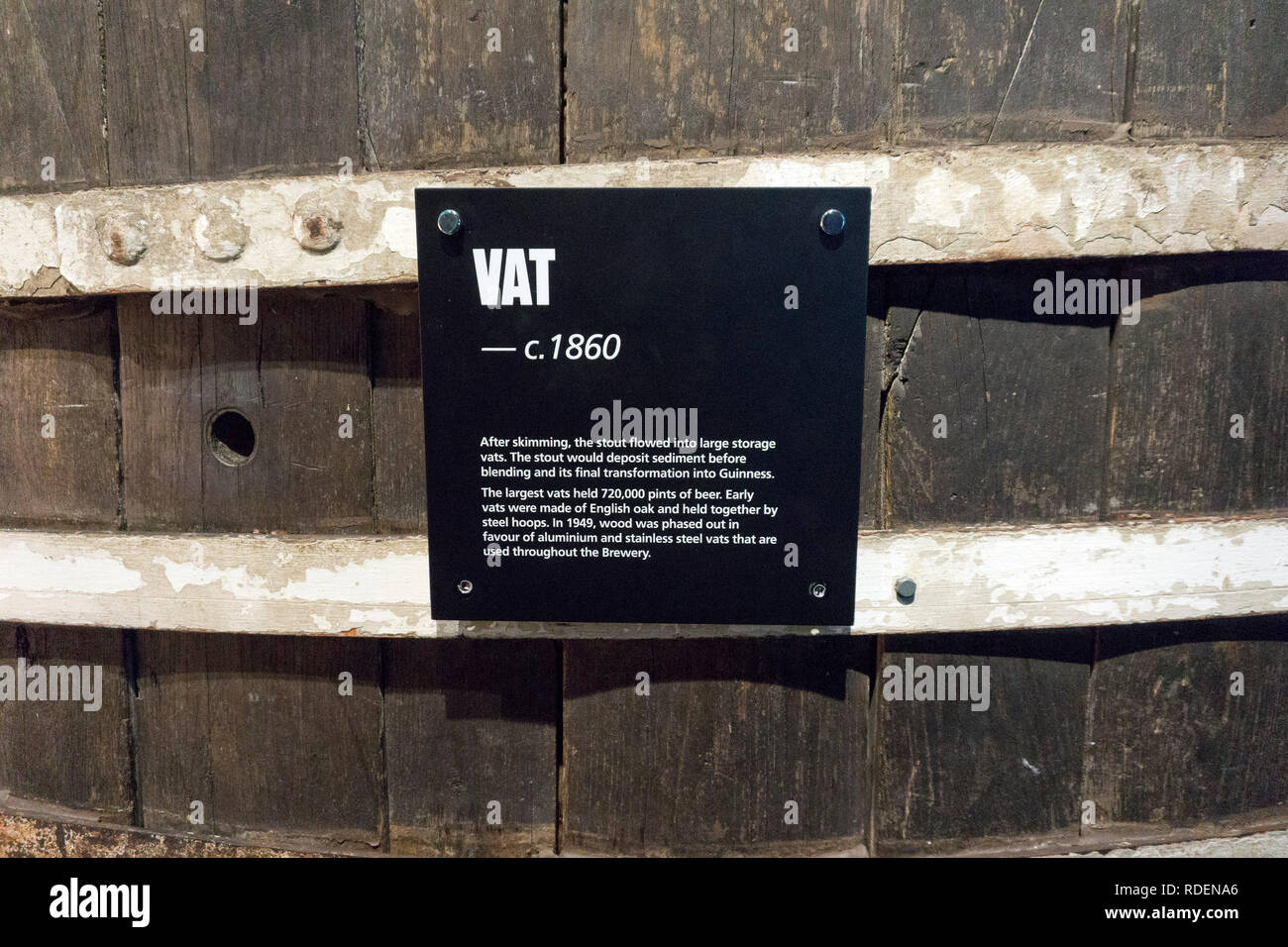 Un vecchio IVA sul visualizzatore in corrispondenza del Magazzino Guinness Brewery a Dublino, Irlanda, 15 gen 2019. Foto Stock