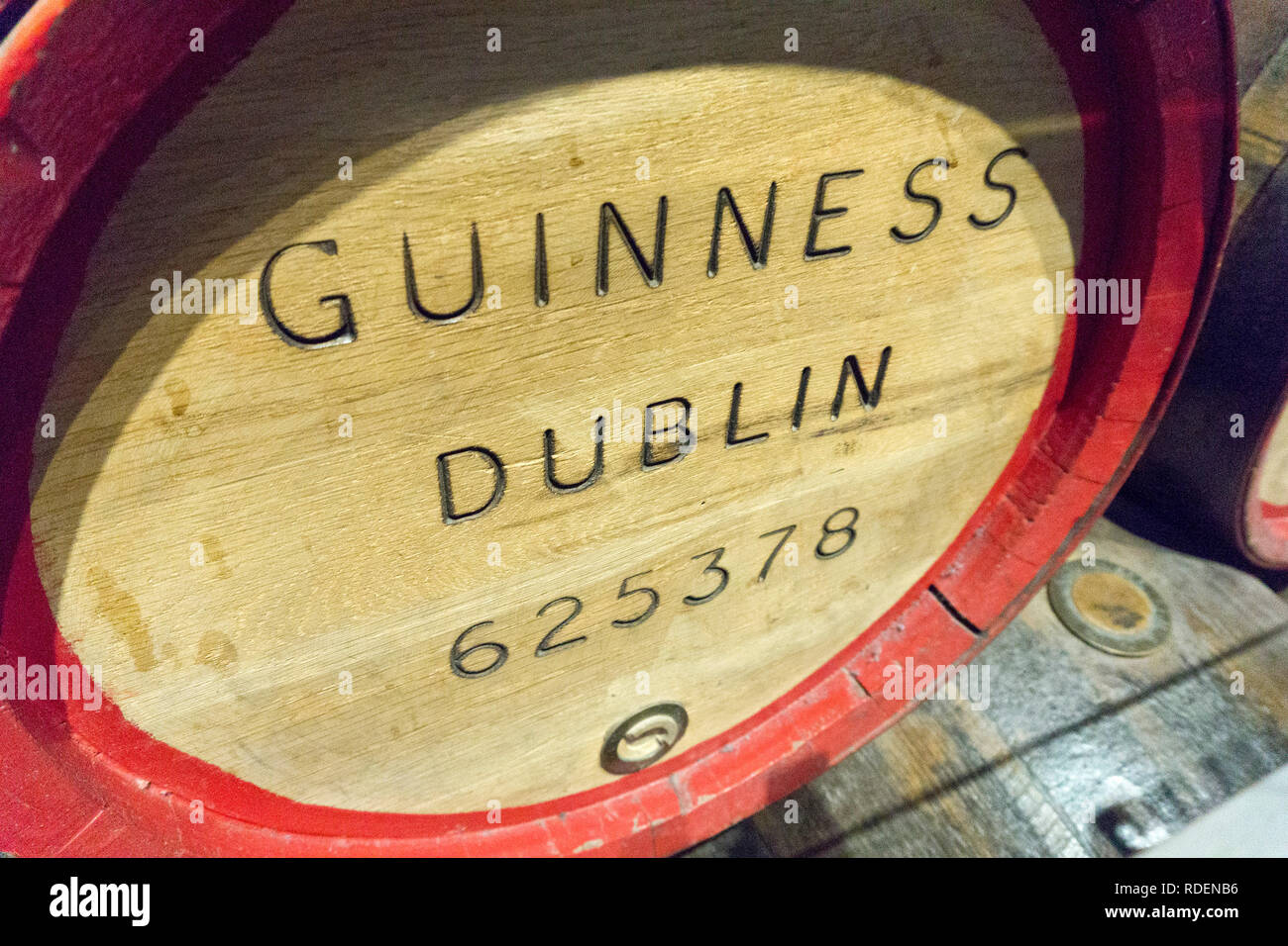 Vecchie botti in legno di Guinness in mostra presso il Magazzino Guinness Brewery a Dublino, Irlanda, 15 gen 2019. Foto Stock