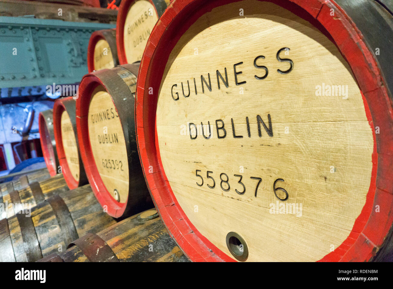Vecchie botti in legno di Guinness in mostra presso il Magazzino Guinness Brewery a Dublino, Irlanda, 15 gen 2019. Foto Stock