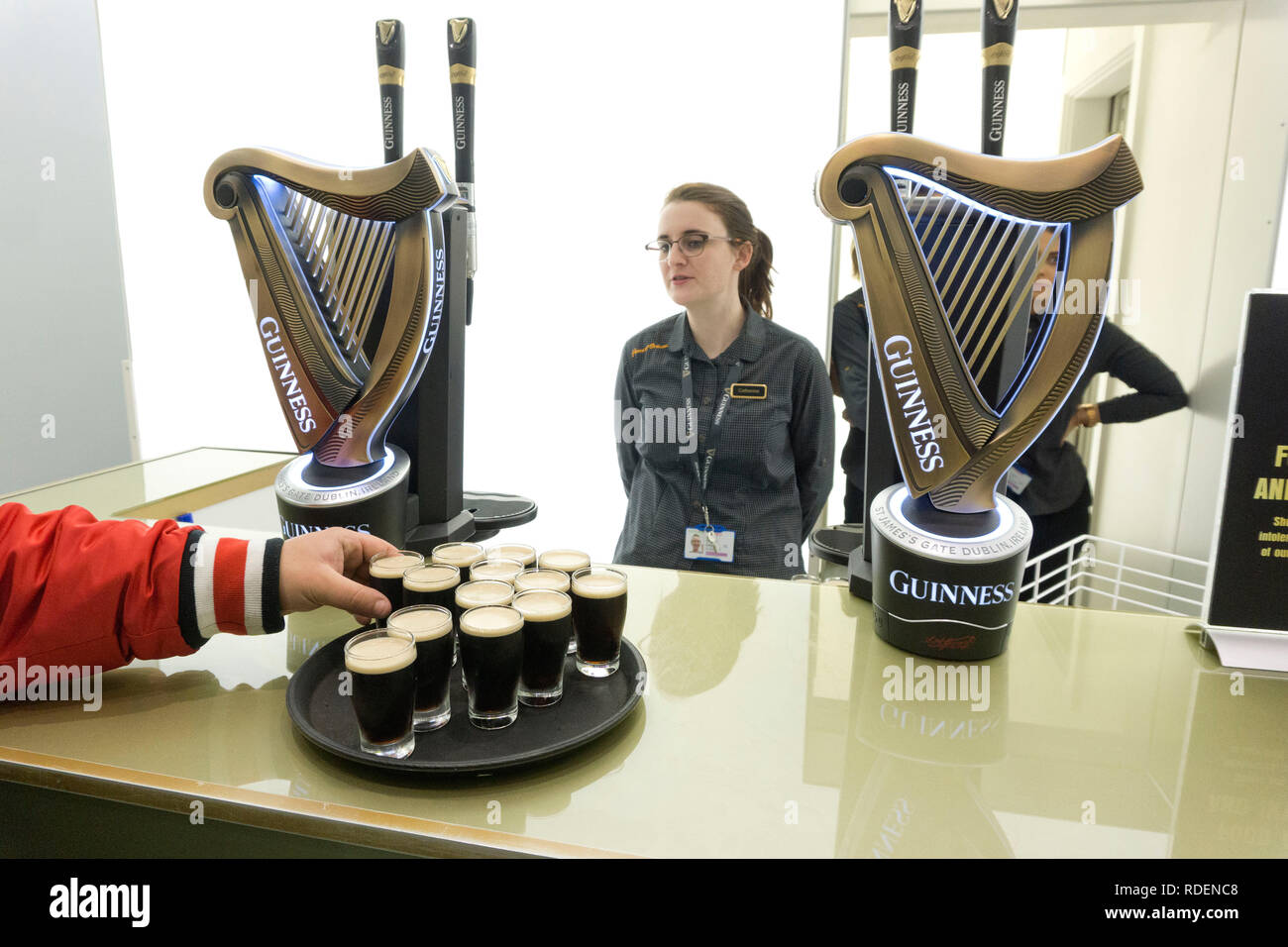 Imparare a bere Guinness presso il Magazzino Guinness Brewery a Dublino, Irlanda, 15 gen 2019. Foto Stock