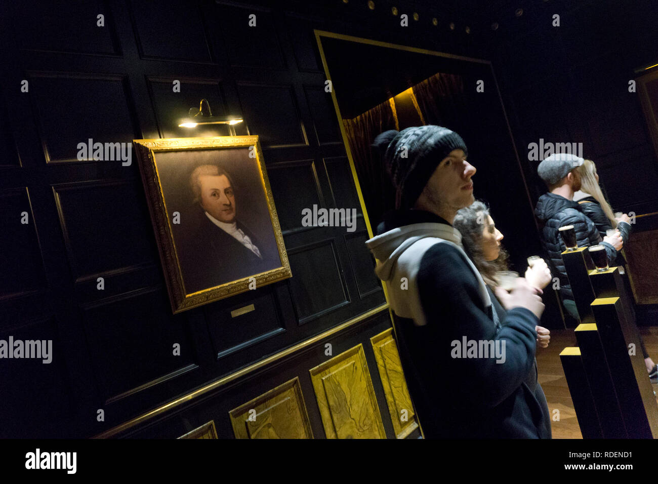 Arthur Guinness verticale (l'unico mai realizzato) sulla parete presso il Magazzino Guinness Brewery a Dublino, Irlanda, 15 gen 2019. Foto Stock