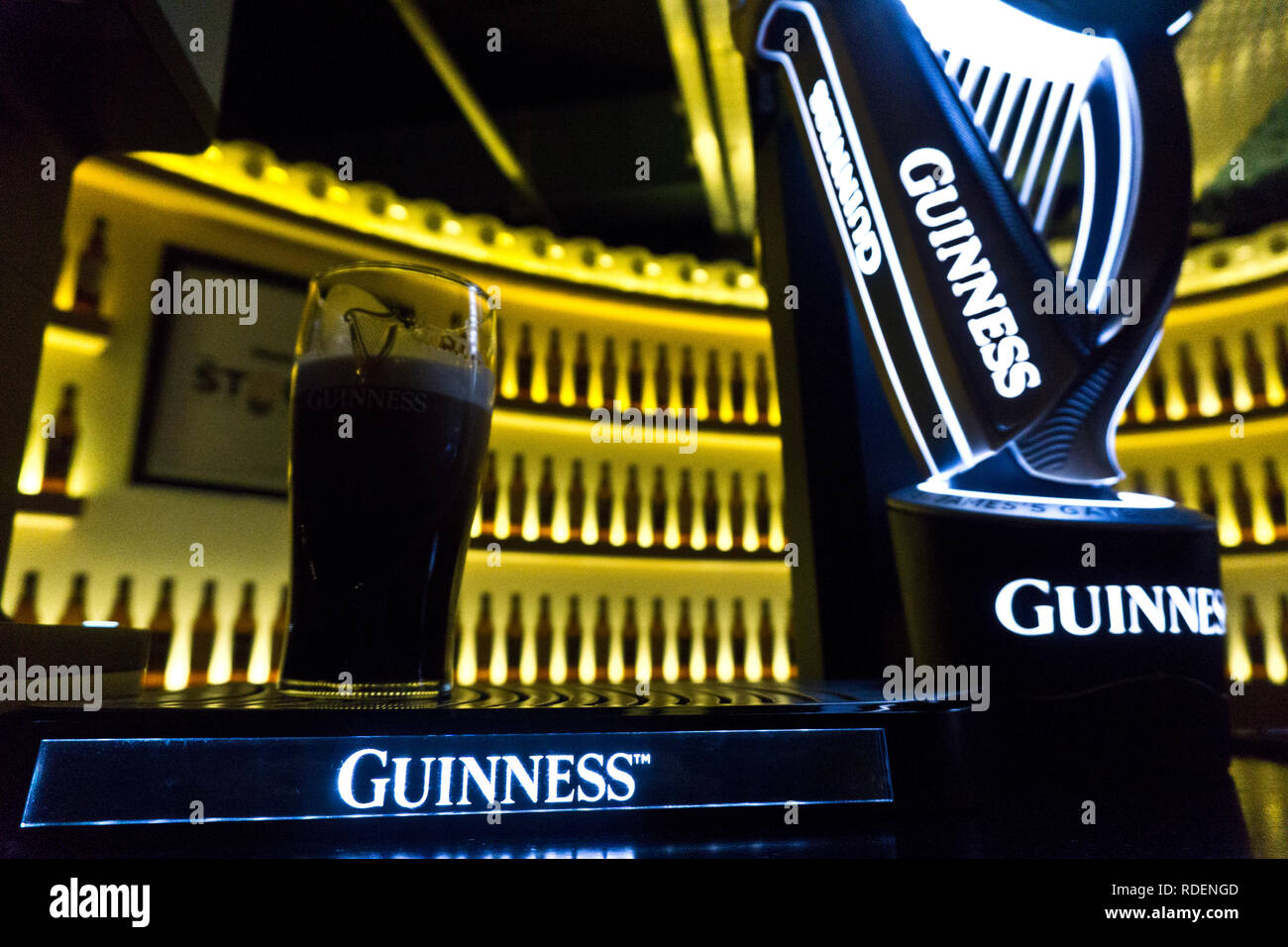 Un bar all'interno del Magazzino Guinness Brewery a Dublino, Irlanda, 15 gen 2019. Foto Stock