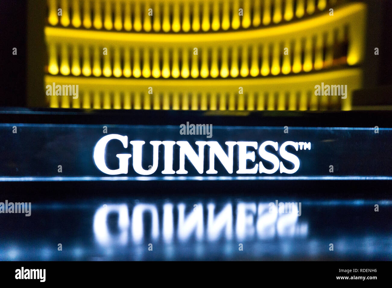 Un bar all'interno del Magazzino Guinness Brewery a Dublino, Irlanda, 15 gen 2019. Foto Stock