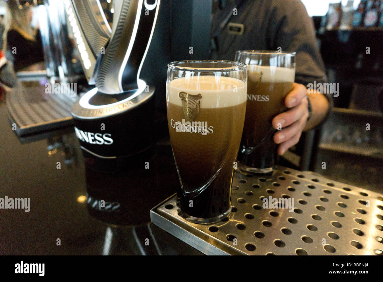 Pinte di Guinness che viene versato al Gravity Bar presso il Magazzino Guinness Brewery a Dublino, Irlanda, 15 gen 2019. Foto Stock