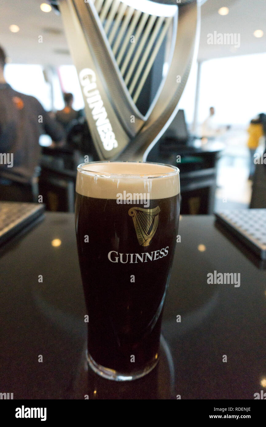 Pinte di Guinness che viene versato al Gravity Bar presso il Magazzino Guinness Brewery a Dublino, Irlanda, 15 gen 2019. Foto Stock