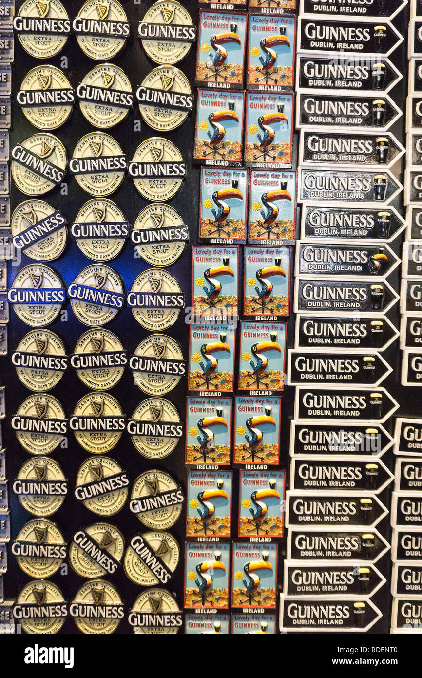 Merchandise magneti per il frigo in vendita presso il Magazzino Guinness Brewery a Dublino, Irlanda, 15 gen 2019. Foto Stock