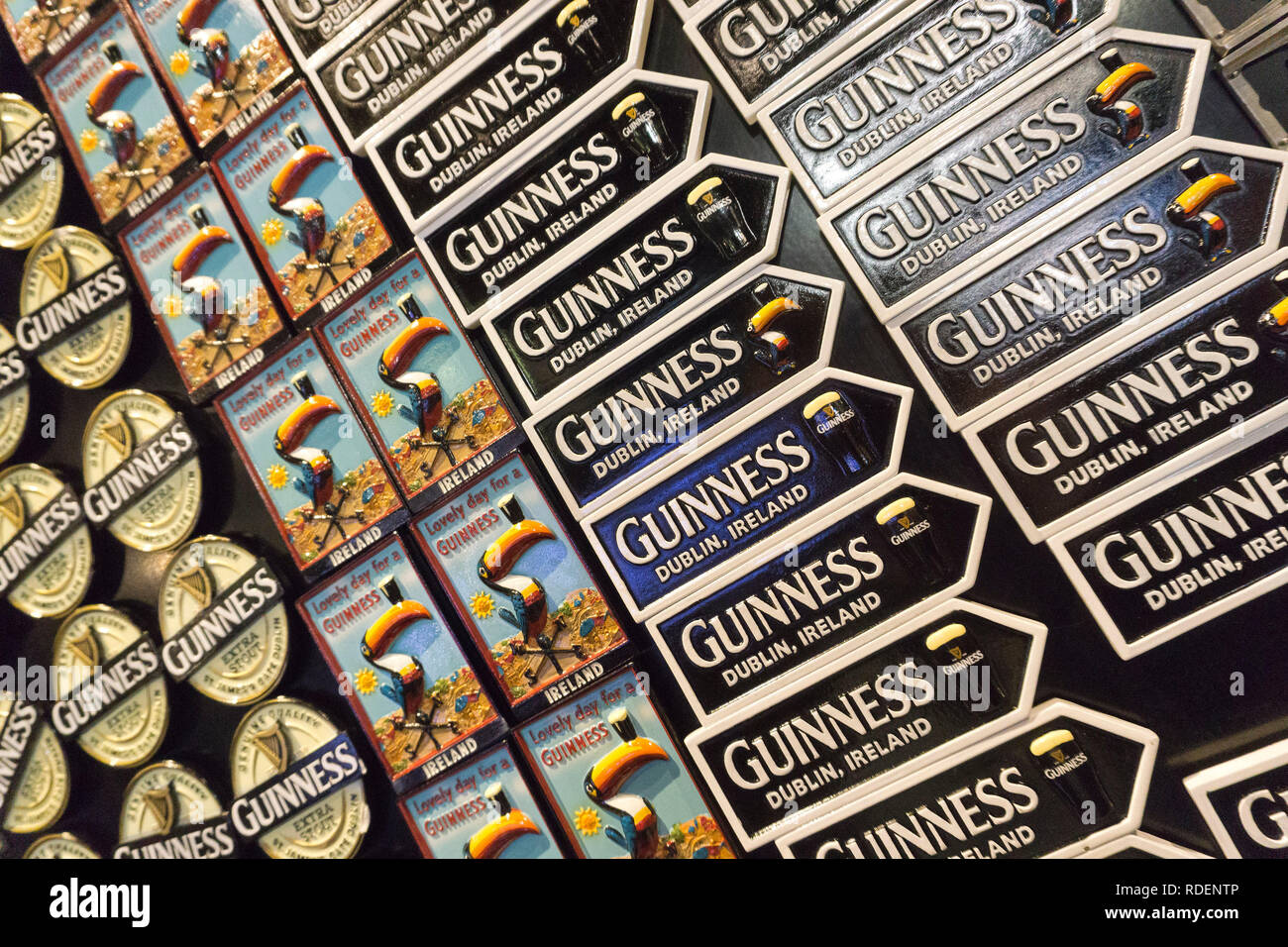 Merchandise magneti per il frigo in vendita presso il Magazzino Guinness Brewery a Dublino, Irlanda, 15 gen 2019. Foto Stock