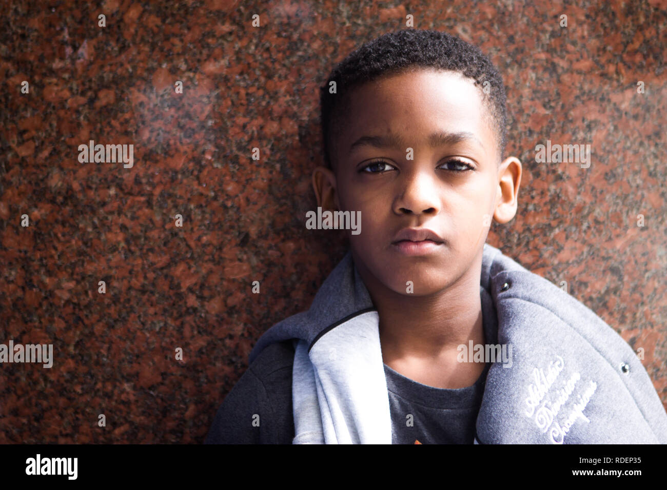 Close up African American boy al di fuori Foto Stock