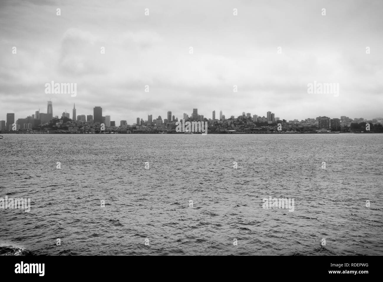 Skyline di San Francisco su un nebbioso giorno; in bianco e nero Foto Stock
