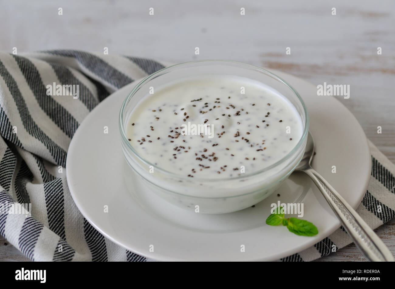 Sano cibo fitness - yogurt fatto in casa con super chia semi su un sfondo di legno Foto Stock