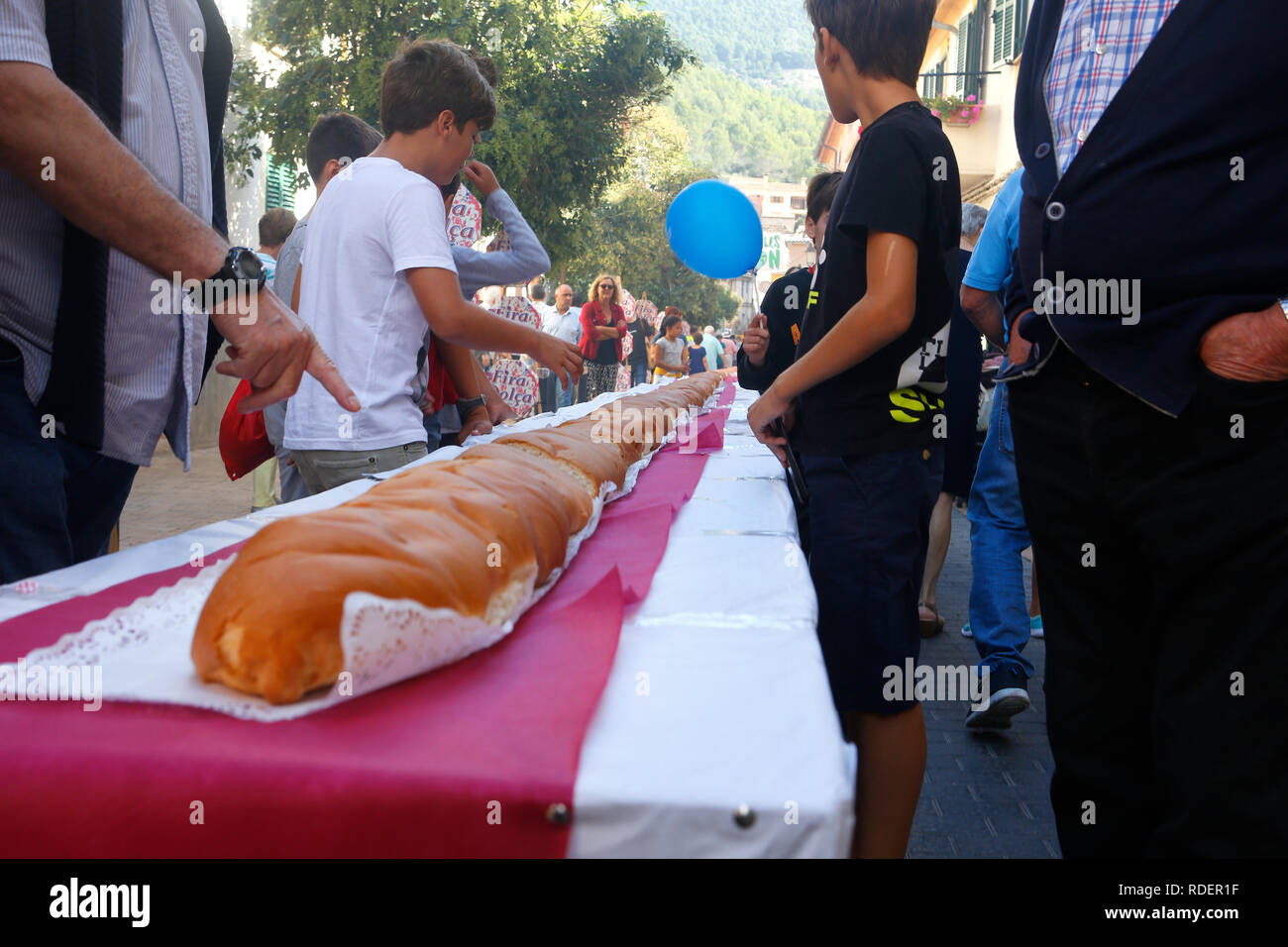 Esporles Mallorca, Spagna / Ottobre 14, 2018: i visitatori passano accanto a un gigante tipico dolce cercando di battere un record del mondo durante la Fira Dolca loca Foto Stock