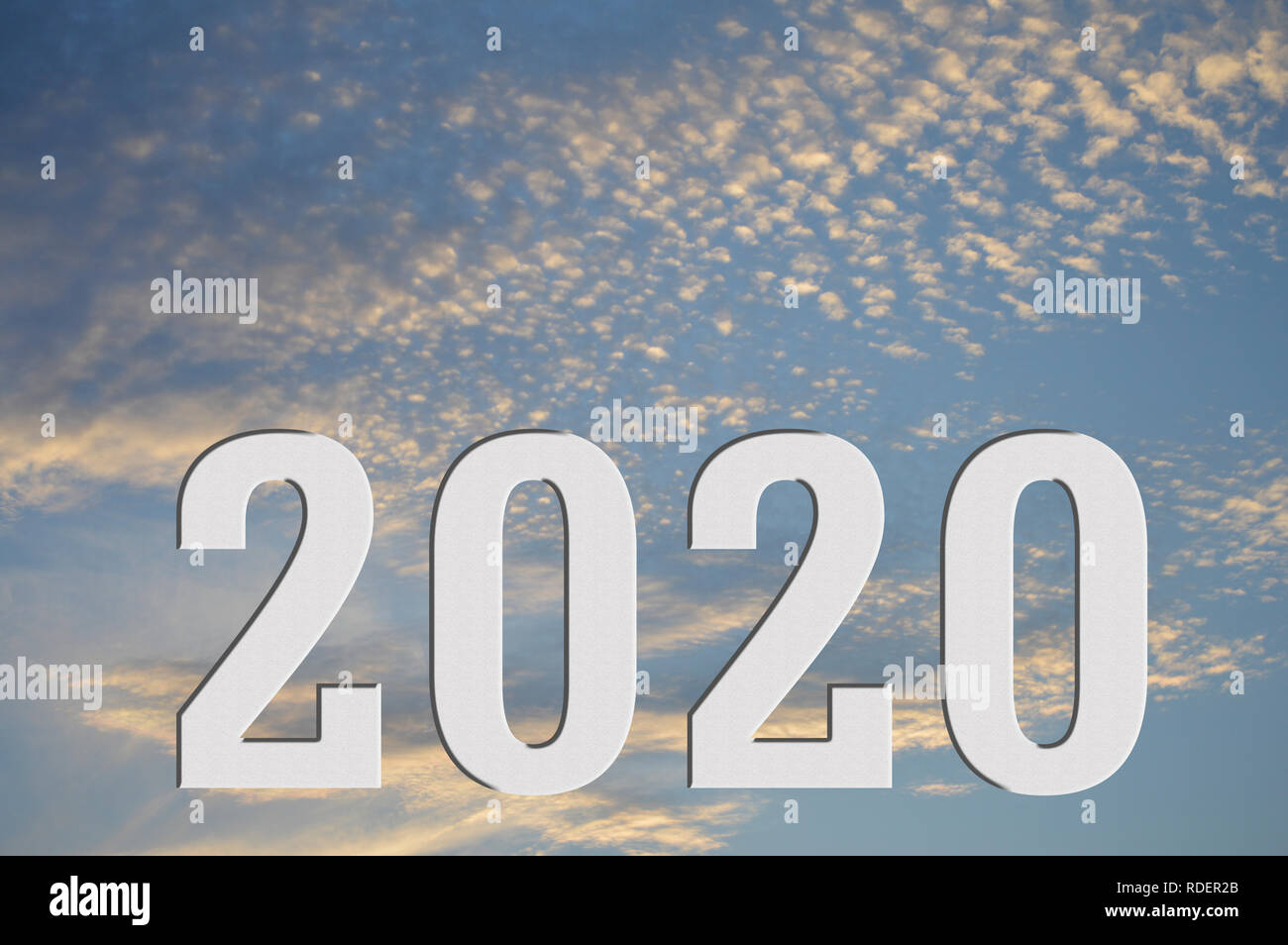 Un visual del 2020 seduto sotto un tramonto o l'alba, mostrando il sole ha impostato su 2020 o il sole sta sorgendo su 2020 Foto Stock