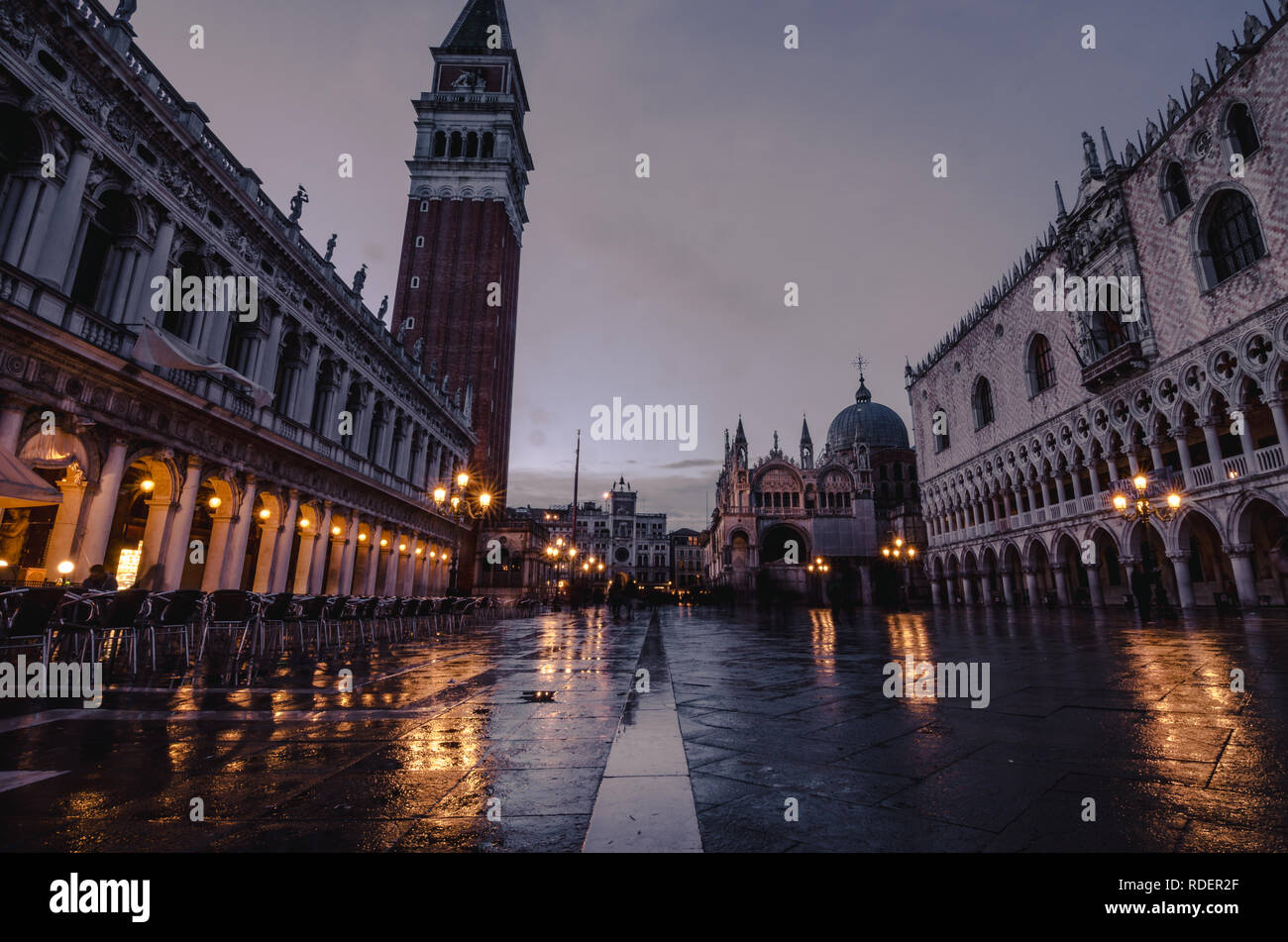 Una lunga esposizione di Piazza San Marco a Venezia/Italia all'alba Foto Stock