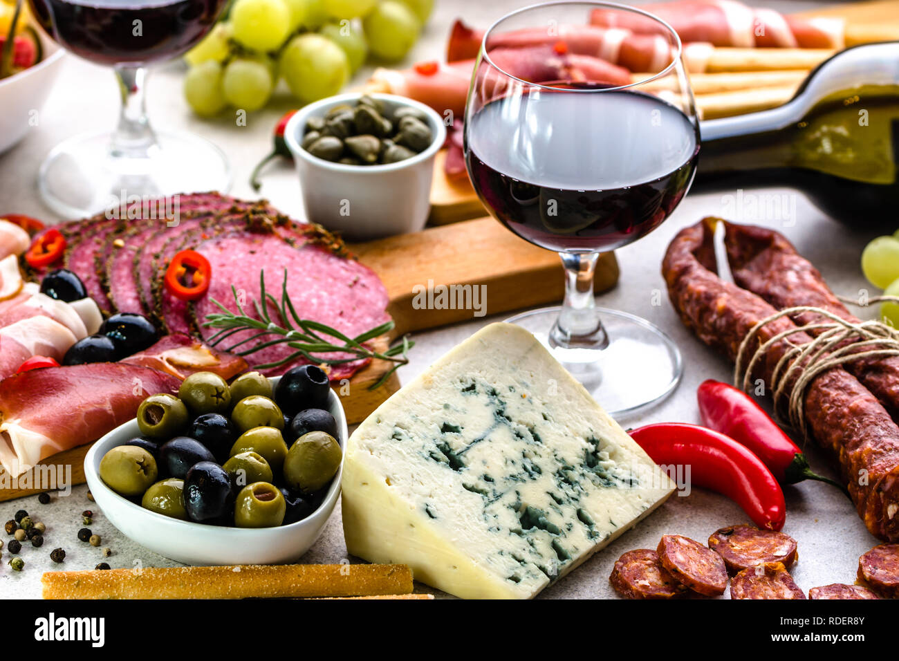 Il cibo sulla tavola. Vino set snack, olive, formaggio e altro antipasto italiano selezione di antipasti Foto Stock