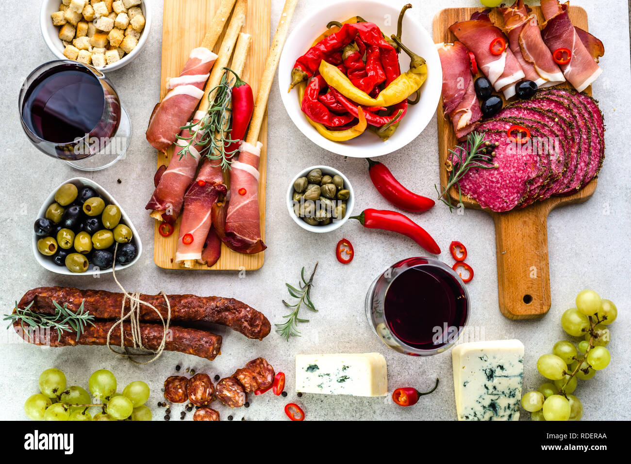 Tapas tradizionali spagnole, vino snack set, cibo dalla Spagna, formaggio, carne, verdure e altri stuzzichini sul tavolo, laici piana, overhead Foto Stock