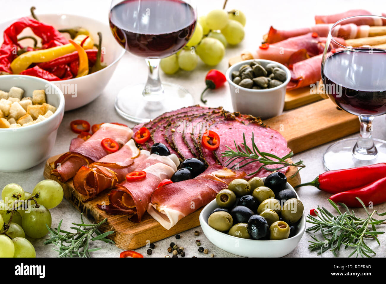 Ristorante con tapas spagnoli, cibo e vino dalla Spagna, selezione di antipasti e piatti tradizionali su tavola Foto Stock