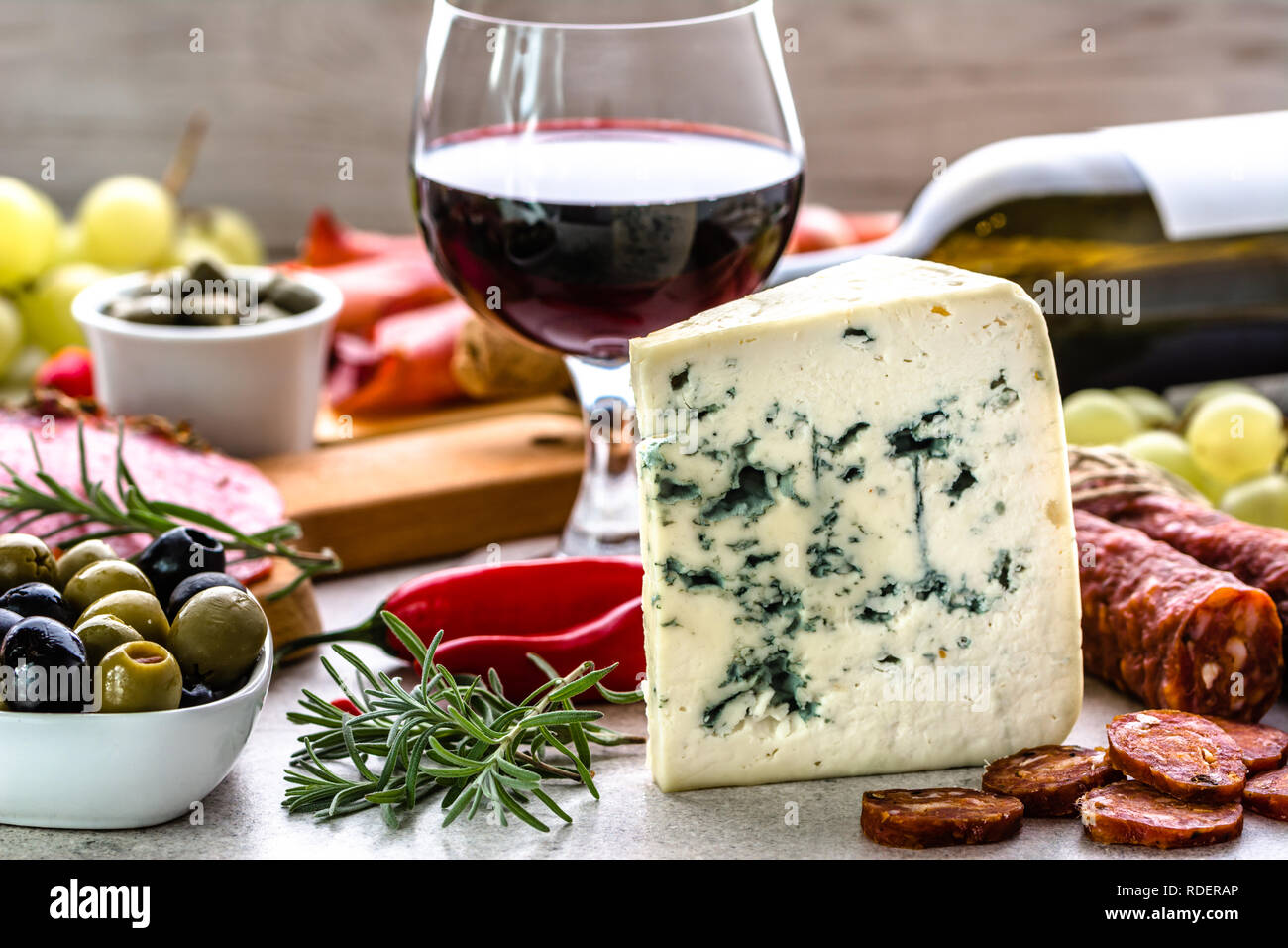 Formaggio blu e vino snack set, antipasto italiano o spagnolo tapas bar, la selezione di cibo sul tavolo nel ristorante Foto Stock
