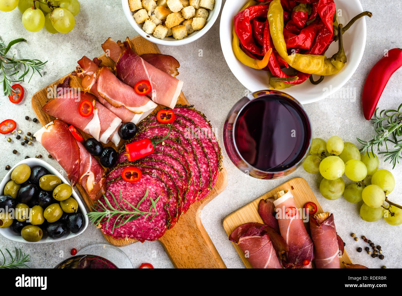 Ristorante con tavola spagnola, cibo, vino e tapas, fette di carne e verdure, tradizionali antipasti dalla Spagna, flatlay, overhead Foto Stock