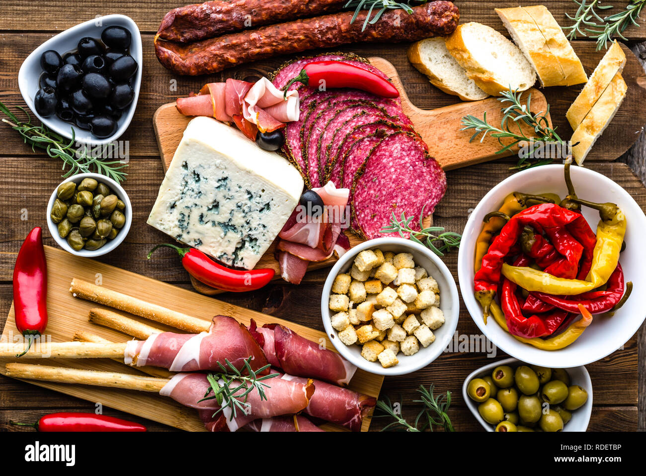 Tavolo con cibo, tapas bar dalla Spagna, carni fredde e piatti con antipasti di cucina spagnola Foto Stock