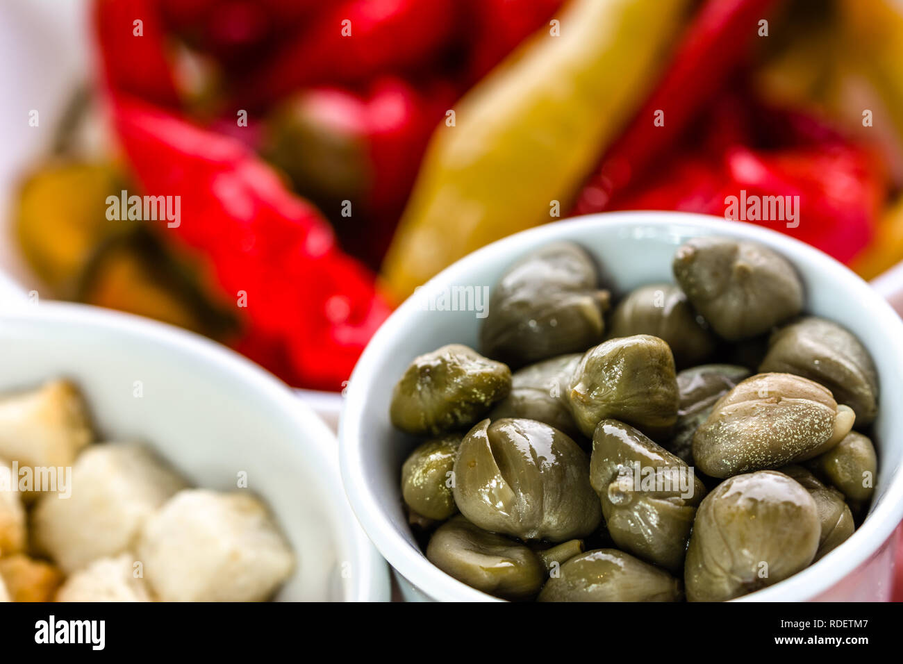Ciotola di capperi, antipasti italiani, cibo tradizionale dall' Italia o cucina mediterranea ingrediente Foto Stock