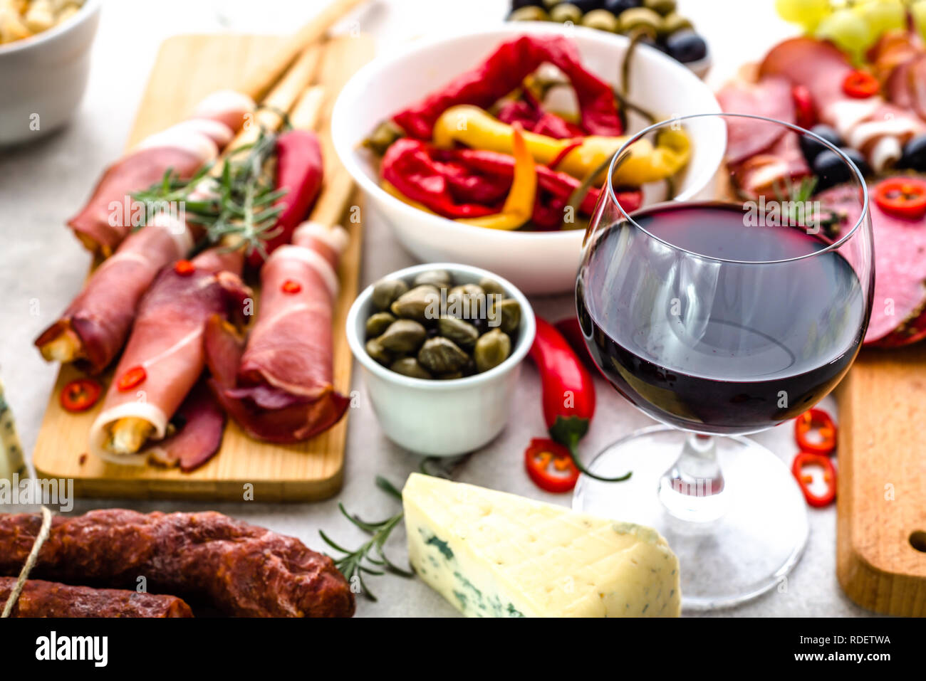 La varietà del cibo su tavola, tapas dalla Spagna, vino e piatti piccanti in bar Foto Stock