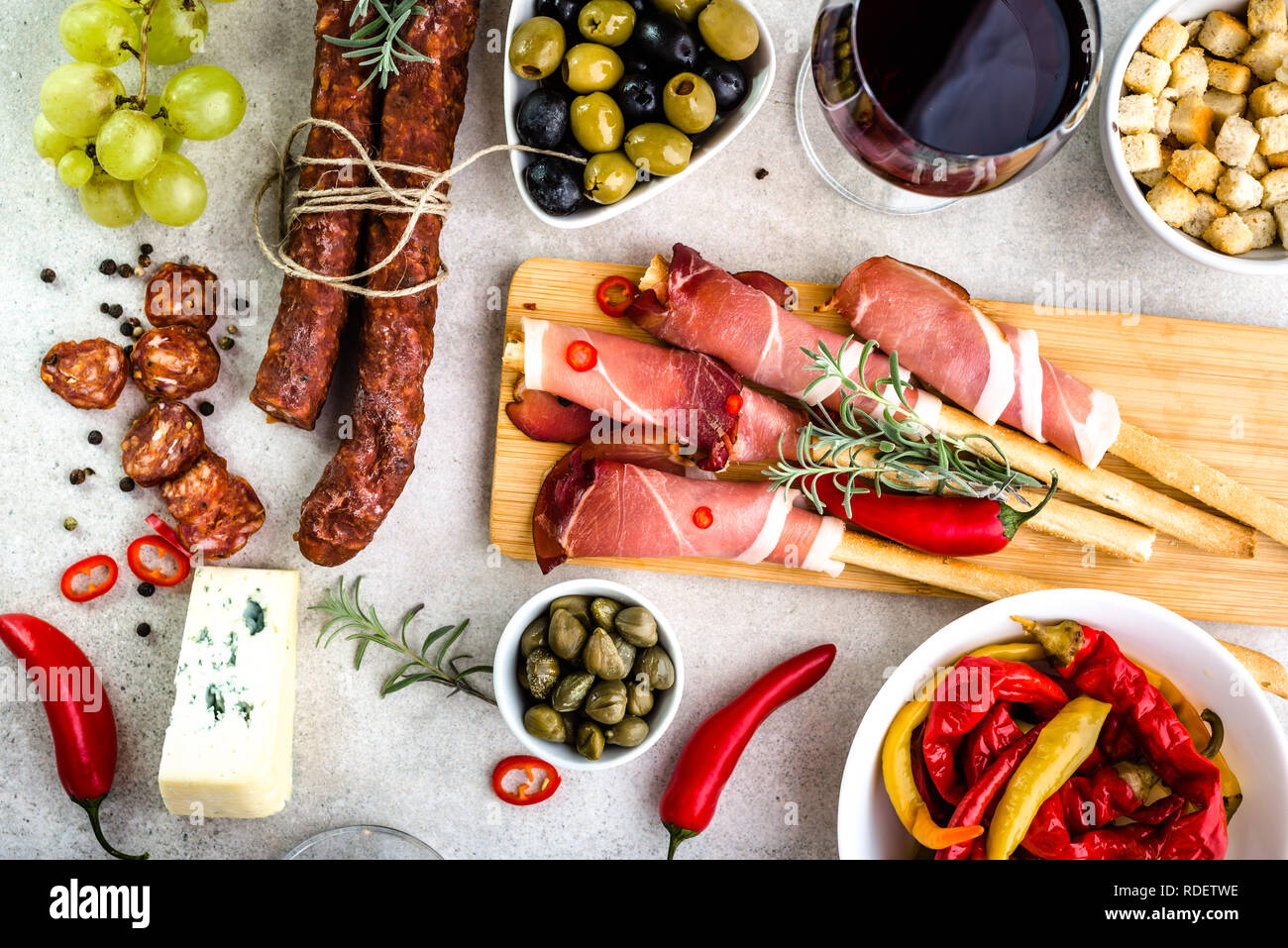 Ristorante con tapas spagnoli, cibo tradizionale dalla Spagna, vino e stuzzichini sulla tabella, vista dall'alto Foto Stock