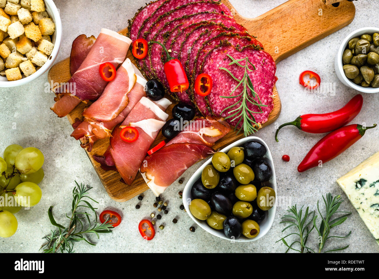 Cucina mediterranea con selezione di antipasti, dieta italiana con il piccante piatti freddi su tavola Foto Stock