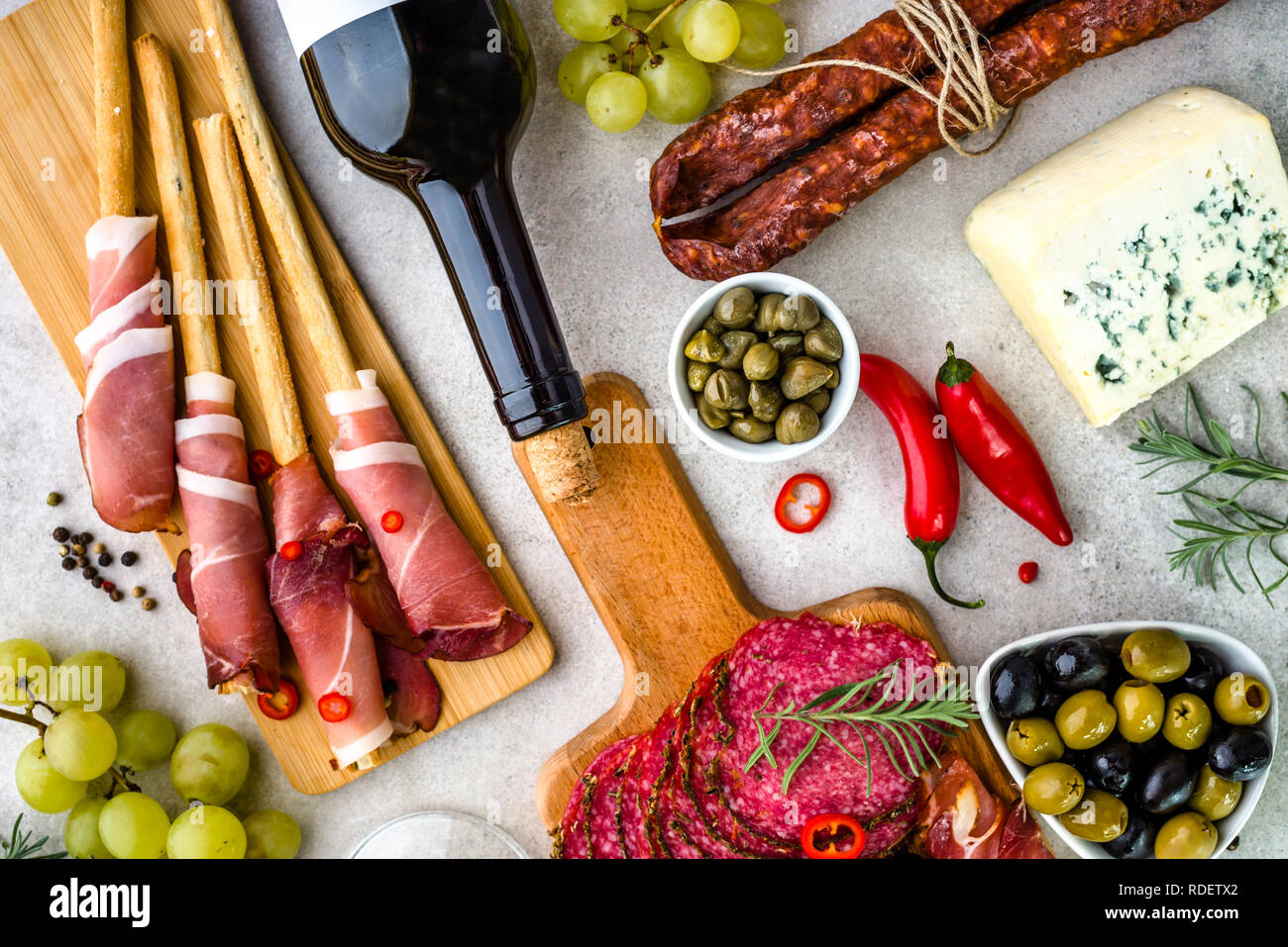 Mix di tapas spagnole e antipasti italiani, il prosciutto con il pane e il vino e altri selezione di cibo in tavola, DIETA MEDITERRANEA Foto Stock
