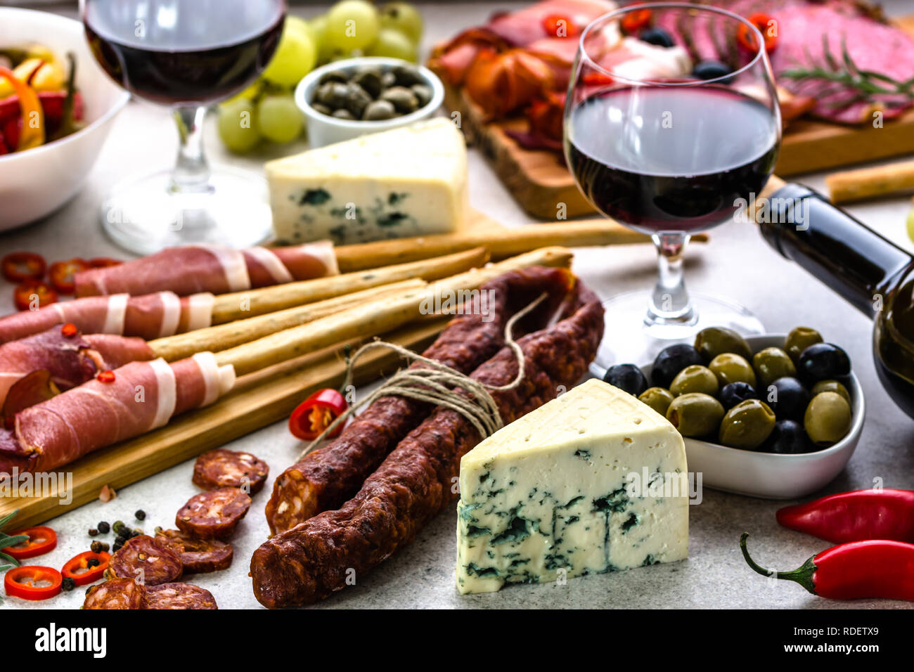 Tradizionali tapas bar di vino o uno snack sul tavolo, la selezione di cibo, dieta mediterranea Foto Stock