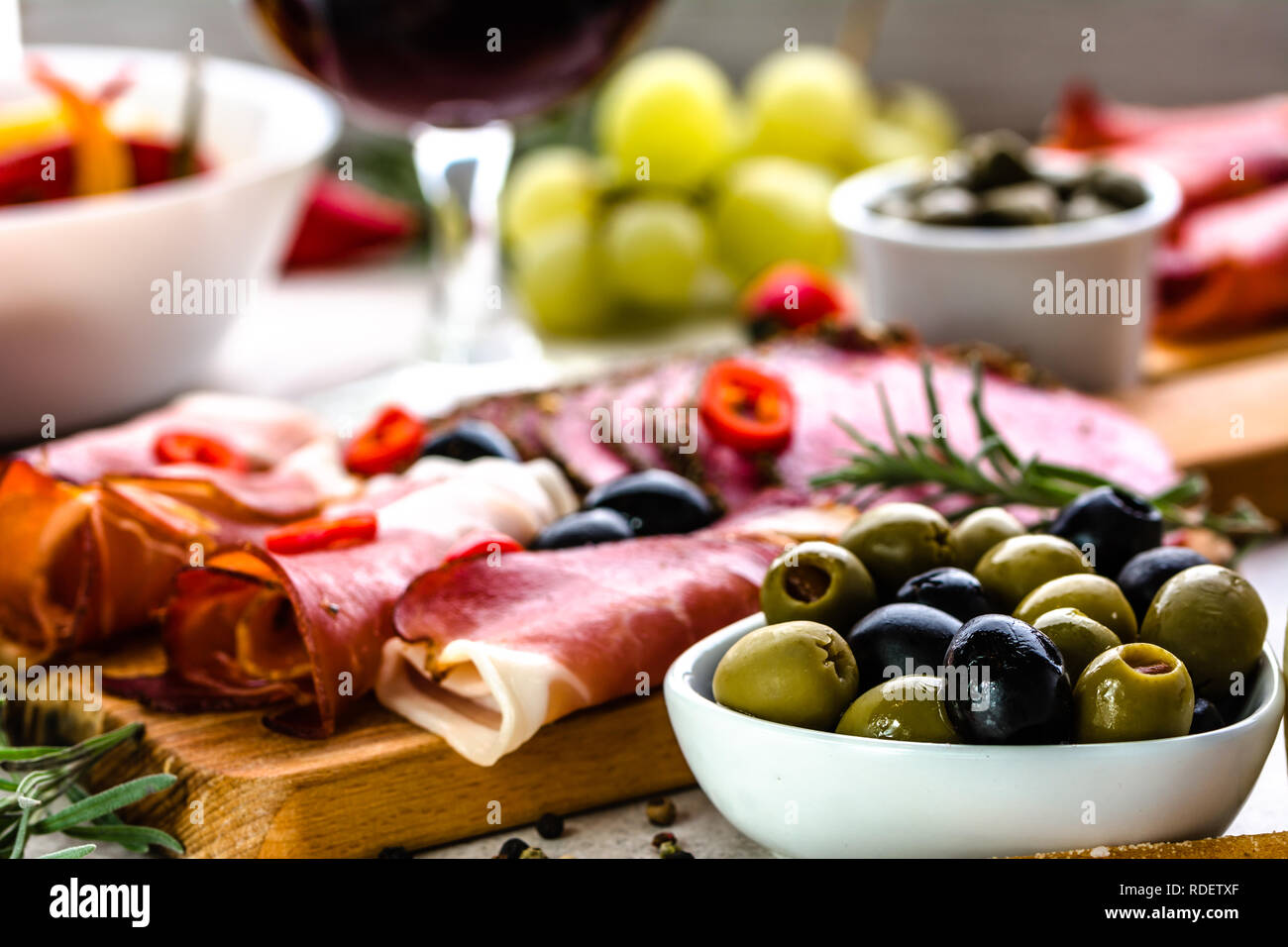 Antipasto platter. Carne fredda, olive e altri tapas in tabella, la selezione di cibo dalla Spagna, DIETA MEDITERRANEA Foto Stock