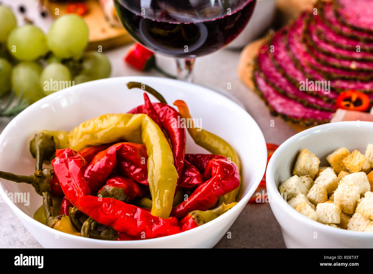 Decapato hot chili pepper, tapas bar, autentico cibo tradizionale dalla Spagna Foto Stock