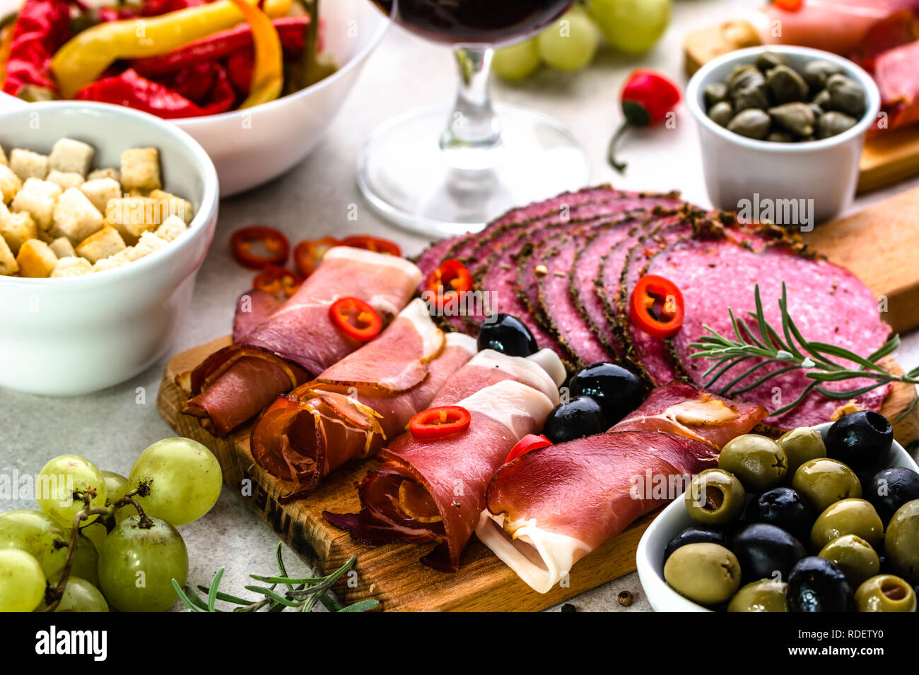 Carne fredda selezione, jamón e salame, autentici tradizionali tapas bar, piatti Foto Stock